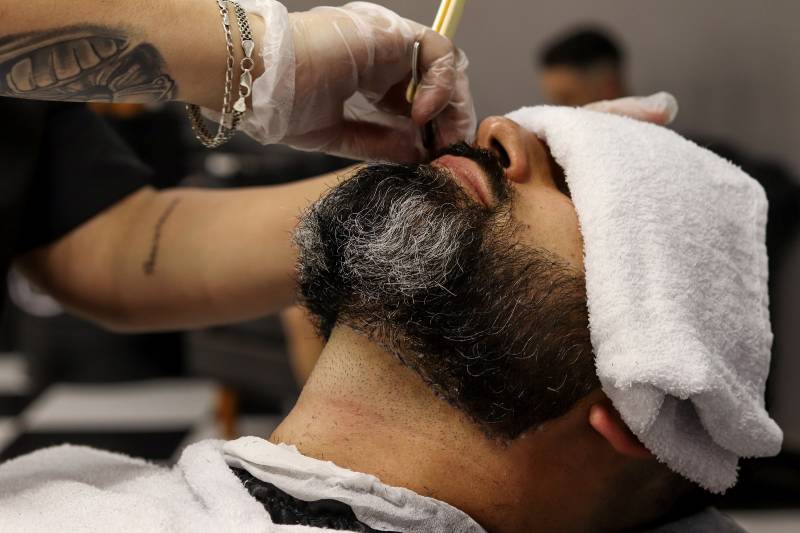 Por que fazer a barba com toalha quente?